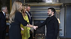 Ukrajinský prezident Volodymyr Zelenskyj pijídí na veei poádnou...