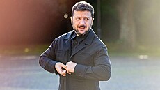 Ukrajinský prezident Volodymyr Zelenskyj pijídí na veei poádnou...