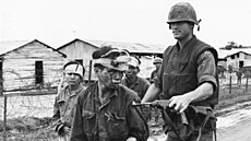 Americký mariák s bojovníkem Vietkongu v ulicích Hue (26. února 1968)