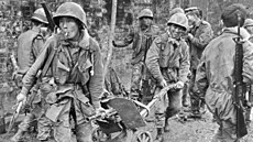 Jihovietnamtí vojáci s koistním kulometem v troskách msta Hue (3. bezna...