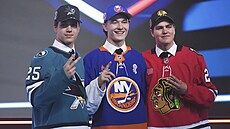 Ti nejvýe postavení hokejisté na draftu NHL Jednika Matthew Schaefer...