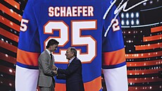 Matthew Schaefer,(vlevo) a Gary Bettman.