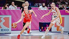 Petra Hole�ínská úto�í v utkání proti �pan�lsku. Vpravo je Mariona Ortizová.
