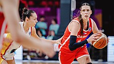 Ve tvrtfinále Eurobasketu útoí Natálie Stoupalová.