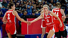 �eské basketbalistky oslavují úsp�nou akci. Vlevo je Julia Pospí�ilová, vpravo...