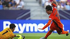 Anglický branká James Beadle likviduje anci Thoma Van Bergena z Nizozemska.