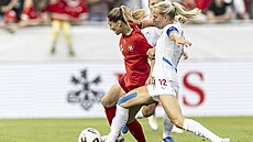 Sandrine Mauronová (vlevo) ze �výcarska a Klára Cahynová z �eské republiky v...