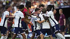 Anglití fotbalisté oslavují druhou branku Harveyho Elliota (druhý zprava).