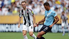 Rodri z Manchesteru City rozehrává, pihlíí Teun Koopmeiners z Juventusu.