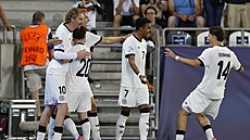 Nmetí fotbalisté oslavují branku v semifinále Eura do  let.