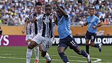 Souboj dvojice Pierre Kalulu (vlevo), Jeremy Doku.