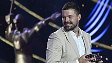 Tomá Hertl se usmívá na vyhláení výsledk ankety Zlatá hokejka 2025.