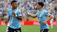 Phil Foden (vpravo) a Savinho se radují z dalí branky Manchesteru City.