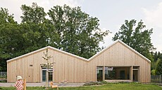 Mateskou kolu s jednou tídou a malou komunitní uebnou umístili architekti...