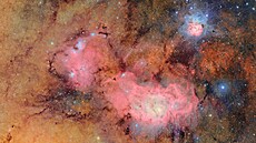 Mlhovina Trifid (vpravo naho�e) a mlhovina Laguna vzdálené od Zem� tisíce...