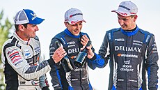 Vítznému Adamu Bezíkovi (vpravo) v cíli 20. roníku Agrotec rally Hustopee...