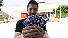 Karty ze hry Hon na arodjnice v rukou brnnského nadence Jakuba Grima, který...