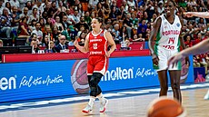 Kapitánka eských basketbalistek Tereza Vyoralová (v erveném) bhem zápasu...