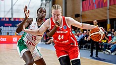 Pivotmanka Julia Reisingerová (v �erveném) se probíjí ke ko�i Portugalska b�hem...