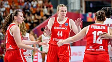 eské basketbalistky se radují z úspné stely v utkání proti Portugalsku na...