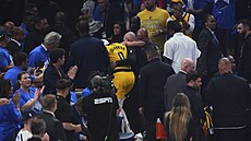 Zranný Tyrese Haliburton z Indiana Pacers míí do atny v sedmém duelu finále...