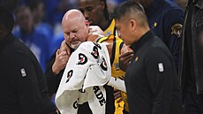 Zranný Tyrese Haliburton z Indiana Pacers míí do atny v sedmém duelu finále...