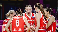 �eské reprezentantky se radí b�hem utkání s Litvou na EuroBasketu.