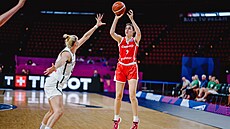 Julie Pospíilová stílí bhem utkání EuroBasketu s Litvou.