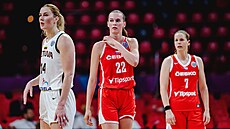 Egle ventoraiteová z Litvy, Emma echová a Alena Hanuová bhem utkání...