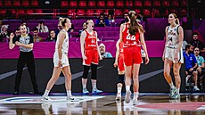 Julia Reisingerová radostn kií po koi s faulem v závru utkání s Litvou na...