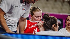 Julia Reisingerová pláe na lavice bhem utkání s Litvou na EuroBasketu.