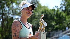 Markéta Vondrouová pózuje s trofejí pro vítzku turnaje v Berlín.