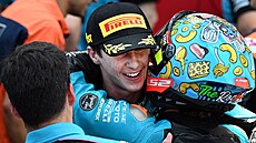Sedmnáctiletý Maximo Quiles slaví výhru v závod Moto3 v Mugellu.