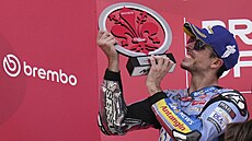 Álex Márquez s trofejí pro druhého závodníka Velké ceny Itálie MotoGP.