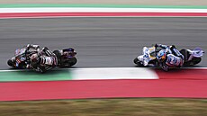 BRATSKÝ SOUBOJ. Marc a Álex Márquezovi zápolí ve Velké cen Itálie MotoGP.