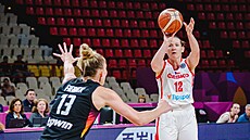 Tereza Vyoralová st�ílí v zápase o páté místo na EuroBasketu.