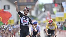 Portugalský cyklista Joao Almeida slaví výhru v sedmé etap� závodu Kolem...