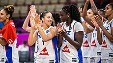 Francouzské basketbalistky dkují fanoukm po utkání se výcarskem na...