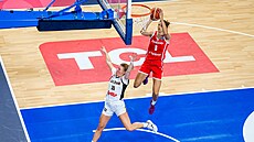 Veronika Voráková zakonuje bhem utkání s Belgií na EuroBasketu.