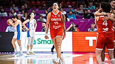 Turecká basketbalistka Tilbe Senyüreková slaví výhru nad eckem na EuroBasketu...