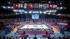 Stadion míru a pátelství v Pireu sleduje zápas ecka s Tureckem na enském...