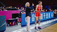 Trenérka Romana Ptáková a Veronika Voráková bhem tvrtfinále se panlskem...