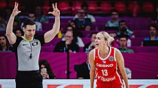 Petra Hole�ínská slaví trojku v �tvrtfinále EuroBasketu.