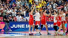 eské basketbalistky se radují po výhe nad Portugalskem.