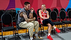 Vít Krejí a Petra Holeínská se baví na EuroBasketu en v Brn.