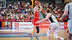 Alena Hanu�ová st�ílí b�hem utkání s Belgií na EuroBasketu �en v Brn�.