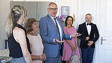 Ministr �kolství Mikulá� Bek (STAN) slavnostn� p�edal vysv�d�ení student�m...