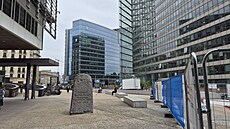 Momentáln probíhají úpravy kruhového objezdu, který se nachází ped budovou...