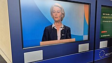 P�edsedkyn� Evropské komise Ursula von der Leyenová na monitoru u vchodu do...