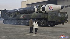 Spokojený Kim. Severokorejský vdce Kim ong-un s dcerou zálibn pozorují...